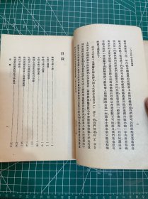 画家张鹤云藏书：1936年，林风眠 编著《一九三五年的世界艺术》；有张鹤云题字、印章等；张鹤云学生时代投入革命洪流。1945年国立北平艺专毕业 ，师从徐悲鸿、齐白石王青芳黄宾虹、蒋兆和等。北平地下党文委领导的“中外出版社”工作，1947年被捕。出狱后在白区长期埋伏，后转移到青岛山东大学，开始了终身的美术教育生涯，是山东美术教育的拓荒者之一