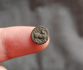 【古希腊币】西里西亚地区Kelenderis城回首公羊与奔马银币稀有小面值品种
公元前410-前375年Kelenderis打制。
正面回首公羊。
背面奔马像。