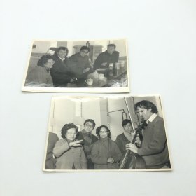 中国第一代钢琴家、曾任中央乐团首席钢琴巫漪丽（1931-2019），七十年代同外国音乐家交流教学照片一组两枚