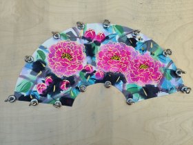 熊新伟，63年生于北京 82年在中央美院学习 89年在香港画廊举办个人画展 93年在德国慕尼黑举办个人画展 98年在法国桑德尔举办个人画展 02年在法国布里尤德举办个人画展 06年在中国国家画院邢少臣工作室 07年在中国国家画院卢禹舜工作室 08年签约拉普中国 10年参加德国柏林拉普画廊《对话一一水墨相逢》展览 10年在北京798艺术区举办《回到798》个人画展 11年参加葡萄牙《中国当代艺术展