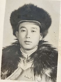 民国或解放初军人照片“赠给首长”穿着有点像东北抗日联军