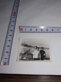 老照片-----《戴红袖章在玄武湖假山前合影》