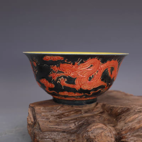 清黑釉矾红龙纹碗