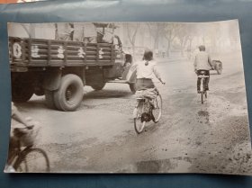《老照片》当年公路上自行车解放牌车多
