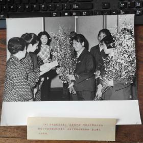 超大尺寸：1973年，廖承志率团访问日本，副团长李素文、周丽琴接受日本妇女赠送的樱花