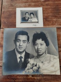 五六十年代，上海蝶来照相馆，夫妻结婚照两张。