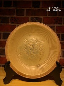 卢芹斋旧藏剃瓷浮雕花卉赏盘，器型漂亮，瓷胎端正，瓷质细腻，全手工制作，摆放端正大气，手感细腻平滑，包浆厚重，完整全品。