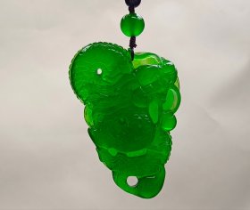 顶级玻璃种帝王绿超大超厚翡翠龙手把件，水头超好，超级完美，高浮雕，整料雕刻，重106.8克