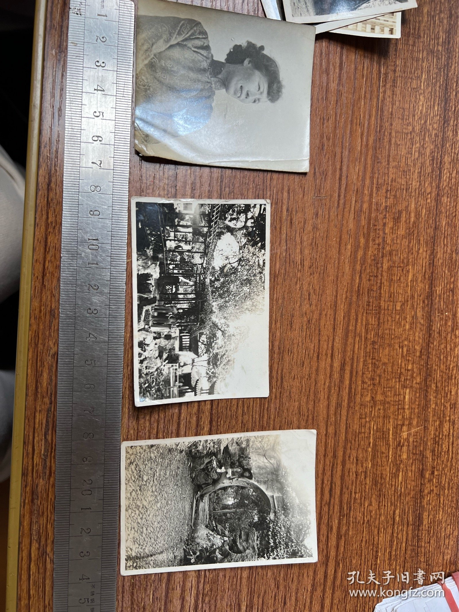 美女老照片9张，在烟雨楼前 ，公园里等