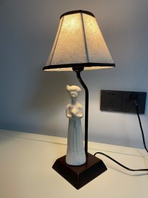 上海博物馆 仿隋代白釉仕女俑台灯 高35cm（不含灯罩） 台灯底径12cm 灯罩高度14cm 灯罩底径19cm 女俑高23cm