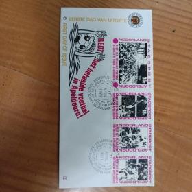 1971年荷兰发行开展职业足球联赛邮票首日封一枚，贴一套4枚足球邮票，官方首日封非常漂亮，少见邮品，本店邮品满25元包邮。本店还在孔网开“韶州邮社”，欢迎移步观看。