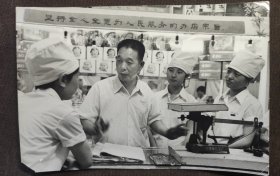 1985年天津桂顺斋糕点店《中国商业战线新气象》（原版银盐纸基大照片）