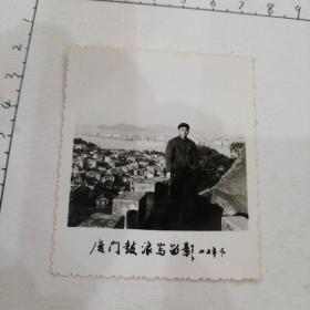 男子厦门鼓浪屿留影（众多建筑）