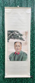俞骥（1917一）：已故上海老画家，一生默默耕耘，从不宣传炒作。俞先生绘画特点鲜明，人物、山水、花鸟皆能。生前为上海老年书画协会会员。