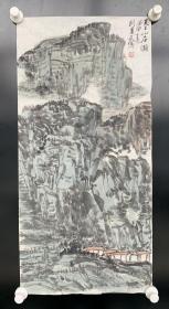 刘万友：1959年生于北京，师从著名画家程振国。现为中国美协会员，中国书协会员，中收藏家协会会员，北京湖社画会会员
