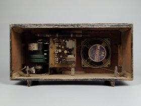 六十年代【最高指示标牌】天鹅收音机，胶木板机外壳，全品完整无修，可响。品相极好！