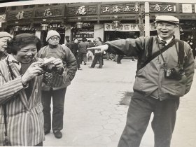 建国后上海风景老照片城隍庙前照相的人