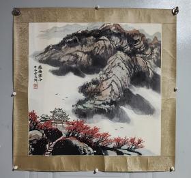 宇文洲……1941年生于吉林龙井。 1958年考入东北师范大学美术系学习。 1965年毕业分配到北京画院工作。作品以青绿山水创作为主。其创作力求把水墨山水和重彩青绿山水融为一体作品构图饱满。气势雄伟。现为北京画院专业画家。国家一级美术师。北京中国画研究会会长。中国美术家协会会员。