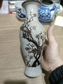 收到一件哥釉铁锈花观音瓶，晚清民国时期的，也可能是创汇的东西，低价出售！