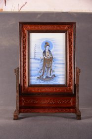 珠山八友之王步作品赏析！！！ 鸡翅木双色框镶青花描金人物瓷板画竖插座屏！ 「南無大至势菩萨」！ 《底座可拆卸》 收藏送礼佳品