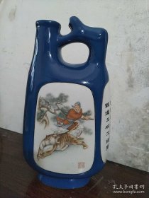 老酒瓶收藏:景阳冈酒瓶 武松打虎 空酒瓶.（ 尺寸: 10×20cm）包邮