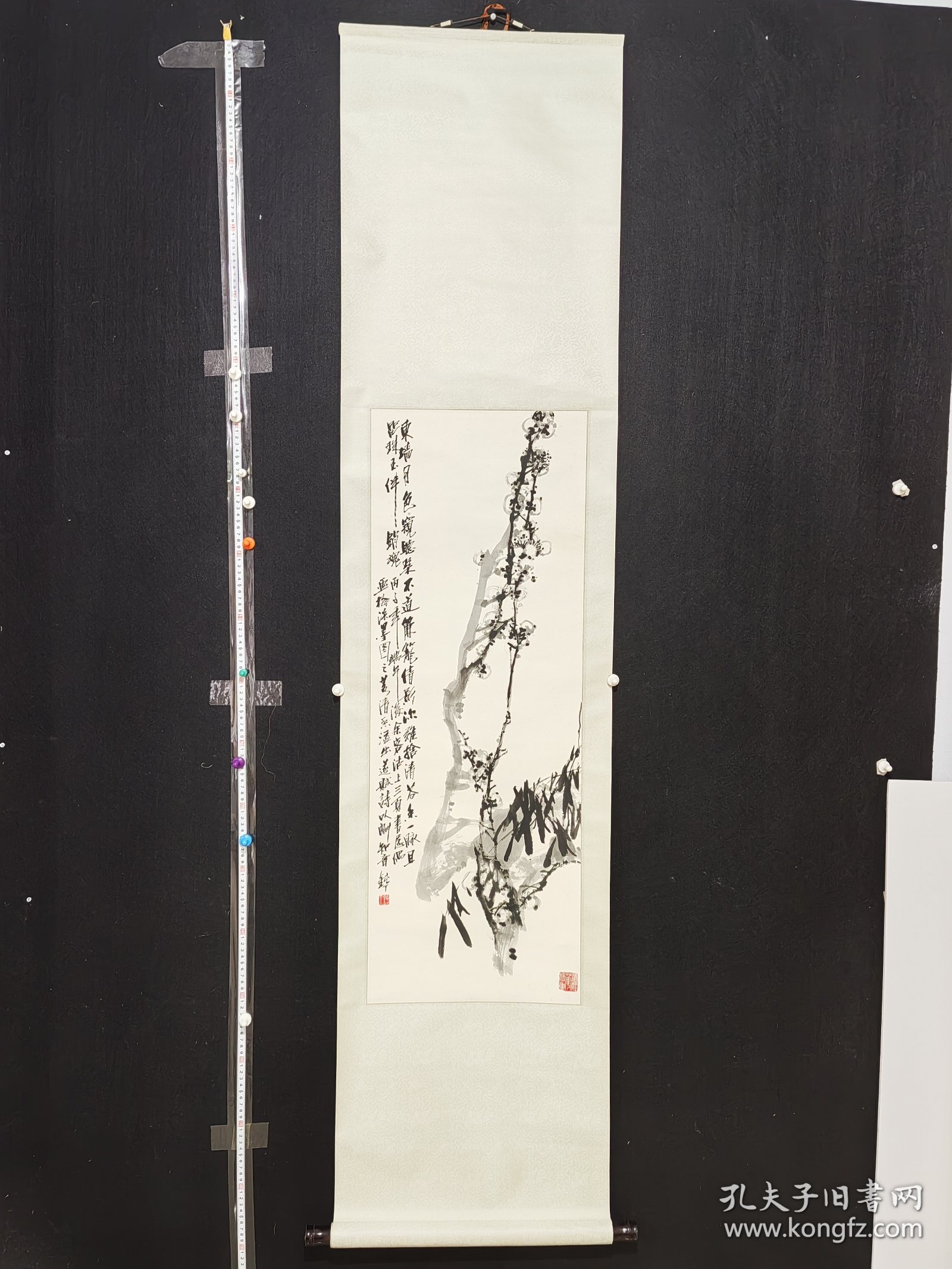 钝丁/精品梅竹图立轴，1996年作，纸本绫裱原装原裱，畫芯34×94厘米，整轴43×183厘米，漆木轴头，款印如图品相好。钝丁(1943年—2018年)名臧鹤龄，又名臧钦。祖籍河北易水，世居天津。少时从师“湖社”李鹤筹(枕湖)先生学习恽南田、新罗山人画法，后师从梁崎(漱湖)先生学习八大山人、石涛画法。并研读历代名家经典画论，乐在其中。其书法受教于龚望先生，研习两汉碑版，
