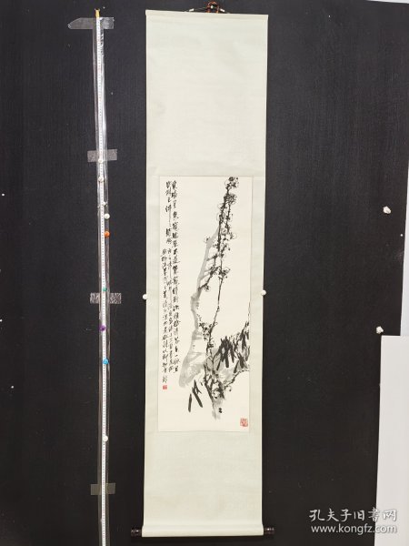 钝丁/精品梅竹图立轴，1996年作，纸本绫裱原装原裱，畫芯34×94厘米，整轴43×183厘米，漆木轴头，款印如图品相好。钝丁(1943年—2018年)名臧鹤龄，又名臧钦。祖籍河北易水，世居天津。少时从师“湖社”李鹤筹(枕湖)先生学习恽南田、新罗山人画法，后师从梁崎(漱湖)先生学习八大山人、石涛画法。并研读历代名家经典画论，乐在其中。其书法受教于龚望先生，研习两汉碑版，