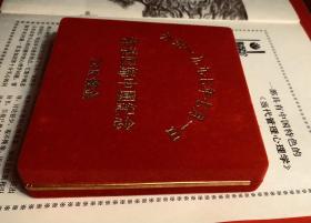 公元一九九七年七月一日香港回归中国纪念，24K镀金纪念章，一盒三枚，做工精细品质上乘，红色植绒盒包装，具有极高的收藏价值