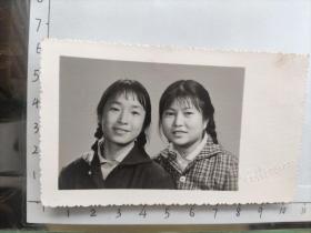 50年代粗辫子漂亮姐妹照片泛银(林文甫杨如芬相册)