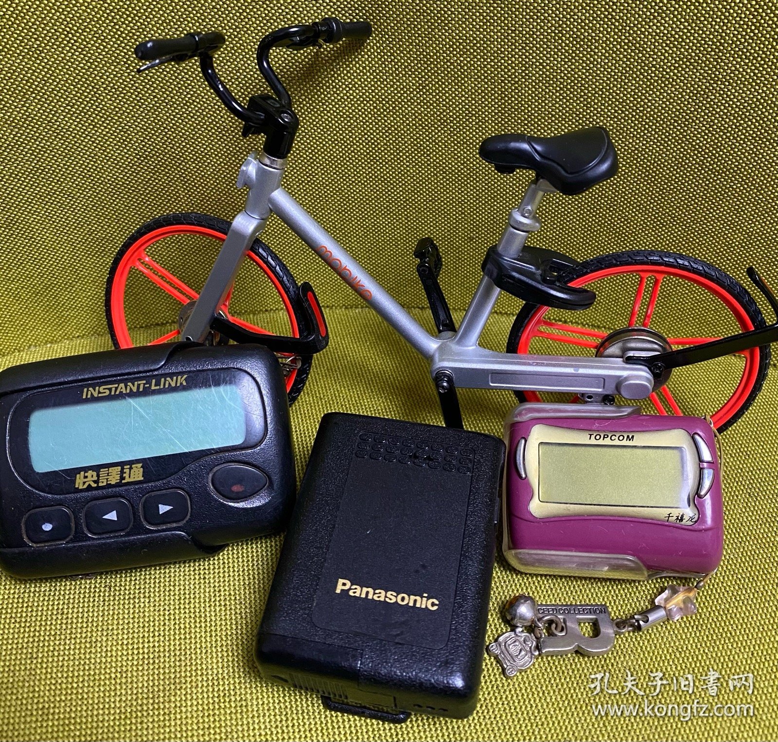 老 BB机 传呼机 三台问题机 这个东西 一般不会坏 因为 很皮实 就是里面虚了或者接触不良 黑色汉显那个隐约看见一条竖线 另外两台没有反应， 三台电池仓都很干净 尤其是粉色 又干净皮毛又好 不知道里面怎么了。三台38包邮。会修的 自己一弄 就完美了。