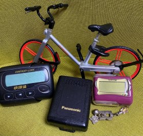 老 BB机 传呼机 三台问题机 这个东西 一般不会坏 因为 很皮实 就是里面虚了或者接触不良 黑色汉显那个隐约看见一条竖线 另外两台没有反应， 三台电池仓都很干净 尤其是粉色 又干净皮毛又好 不知道里面怎么了。三台38包邮。会修的 自己一弄 就完美了。