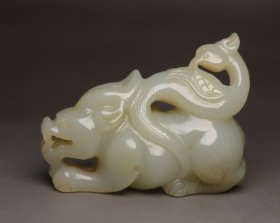 和田玉兽 规格: 6.0×4.3×2.6厘米，重 73克。 玉质温润细腻，沁色自然，刀功老道，皮壳包浆一流，雕刻生动，线条流畅，品相完美！