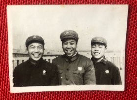 三名男军人戴毛主席像章开心的笑精美小照片