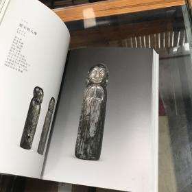 玉之器 收录了观复博物馆收藏的200余件玉器，藏品的年代跨越西周至清代的二千多年历史，这段漫长的玉器史，成为中华民族灿烂文化的重要组成部分，同时也是世界文化艺术宝库的珍贵遗产。