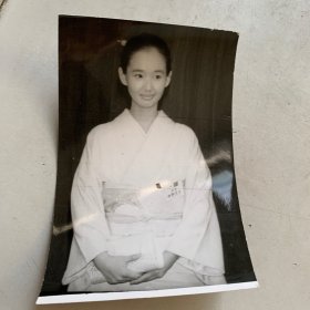 【中影发行放映公司旧藏】八十年代专业摄影师拍摄当红演员、日本女明星真由美黑白反银照片一张