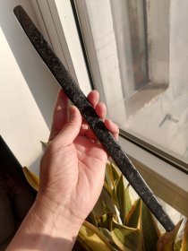 玉器权杖包浆厚重光气一流嘎嘎老！尺寸规格长36.5厘米宽2厘米左右厚1厘米左右！