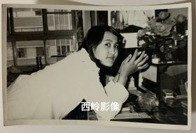 【老照片】1980年代初在闺房留影的丽质女生