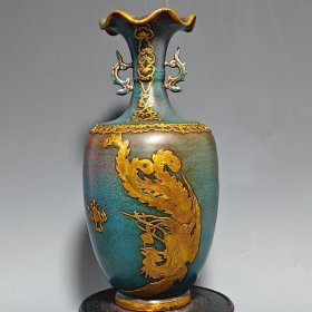 收藏品！宋官窑钧窑变刻字描金包口双耳赏瓶摆件：此造型美观精致，纯手工制作，做工精细。胎质细腻光滑，老味十足，自然磨损，极其少有。值得收藏。尺寸39x16.6厘米