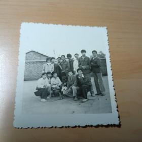 老照片–十四人合影（其中四个女孩）