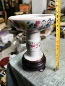 清代粉彩瓷器一件，厚身，有红木底座，最后一图底足边上有一裂