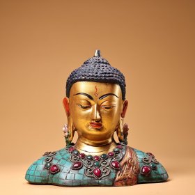 旧藏西藏收纯铜西藏工艺镶嵌宝石彩绘描金释迦摩尼佛头像   
工艺精湛   造像精美 
重1500克 高15.5厘米 宽17厘米