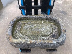 清代，老青石赏石盆一件，造型独特，皮壳包浆浑厚。个大，尺寸如图
