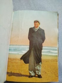 毛主席诗词。这本书封面漂亮，图片稀少罕见，历史年代感强，完整无缺，许多图片没有拍出来，有些图片极为少见，彩页有折和划痕迹，整书有干水印痕迹，有些页有划痕，朋友仔细看一下，图中有展示，价低交朋友，所见即所得，不容错过，值得拥有！