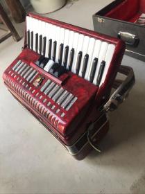 七八十年代天津鹦鹉牌手风琴，原装皮箱:方48/48/高26厘米，品相一流，正常使用，保老保真。