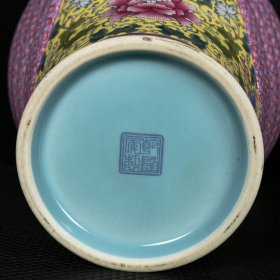 清乾隆黄地珐琅彩描金缠枝花纹包袱瓶 高35.5厘米 直径21厘米