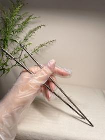 银筷子一对· 长：21.5厘米 · 单根 宽4毫米