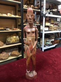 花梨木精雕，非洲女土著像一件，直径约10厘米，高45厘米，重约900克，品如图，200包邮。