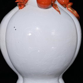 大清乾隆白瓷暗刻龙纹矾红描金雕刻五桃回流瓶h（38×19cm）