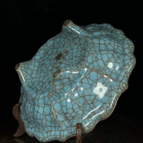 宋官窑冰裂纹包口铭文葵口洗，高6.5直径22cm