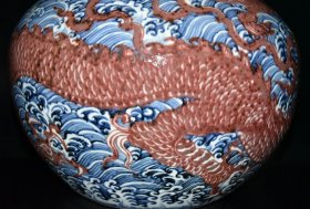 明青花釉里红海水龙纹天球瓶【43×33cm】